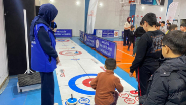 Boğaziçi ve Çöşnük Derneği Öğrencileri Beydağı Gençlik Merkezi’nde Moral Depoladı